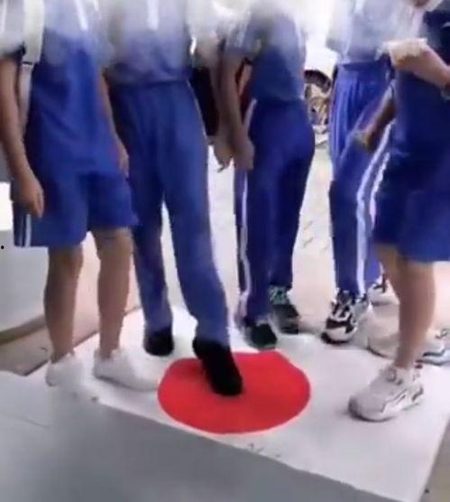 踩日本国旗,一场引发争议的瞬间